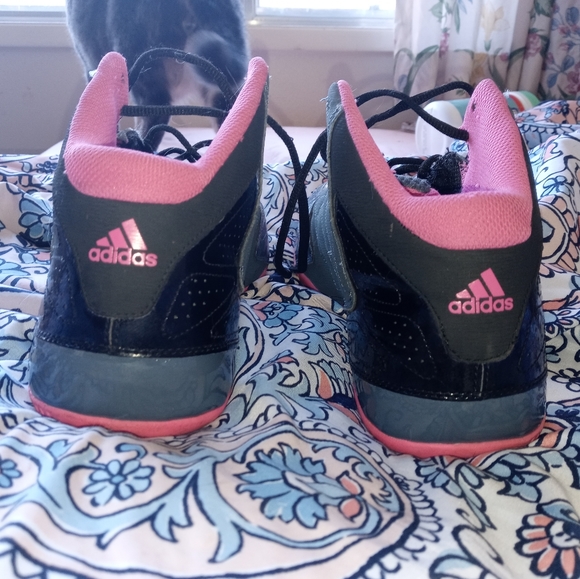 Adidas basketball shoes - Picture 2 of 5